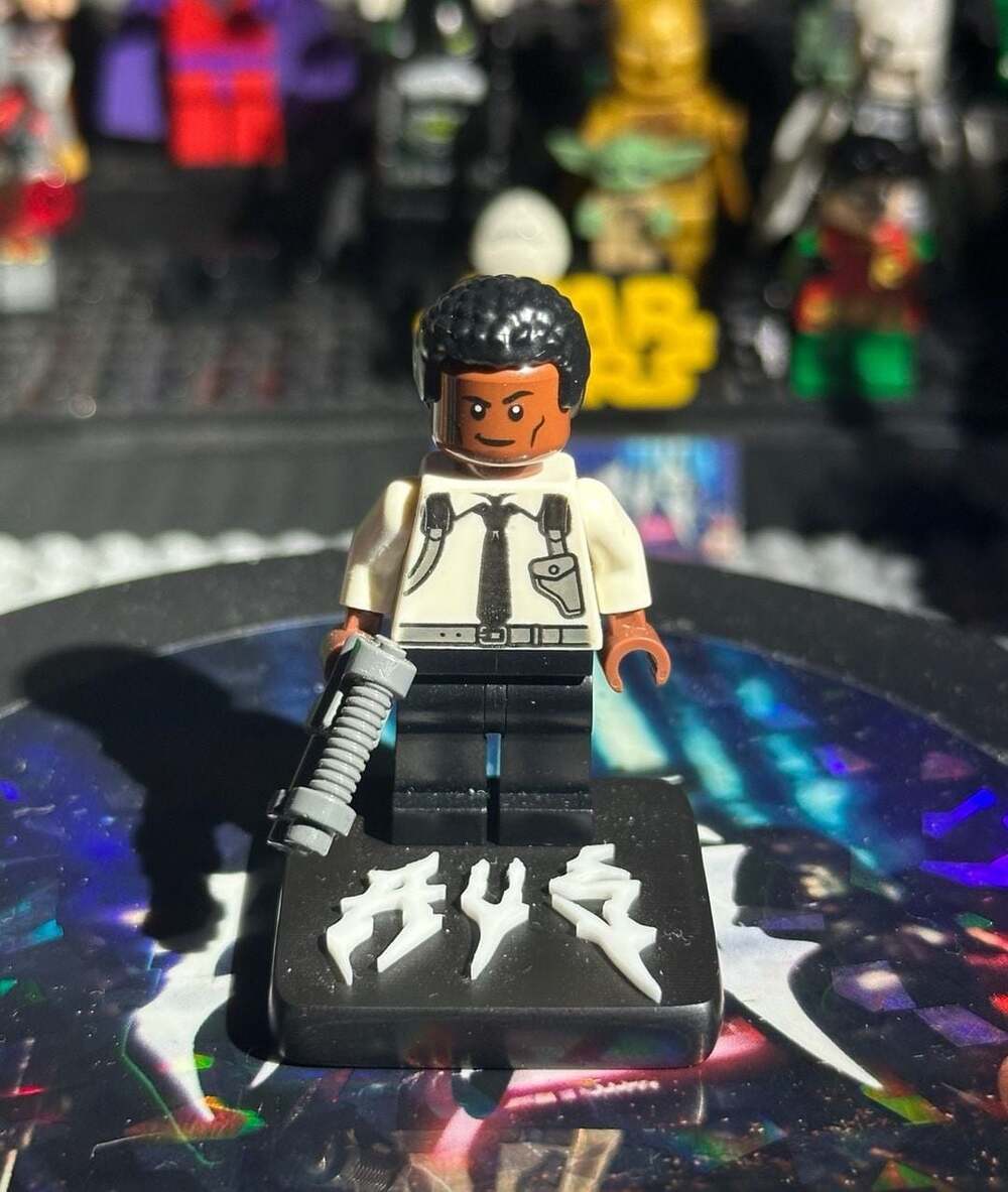 LEGO Young Nick Fury Minifigure with Gun from Captain Marvel Set 76127